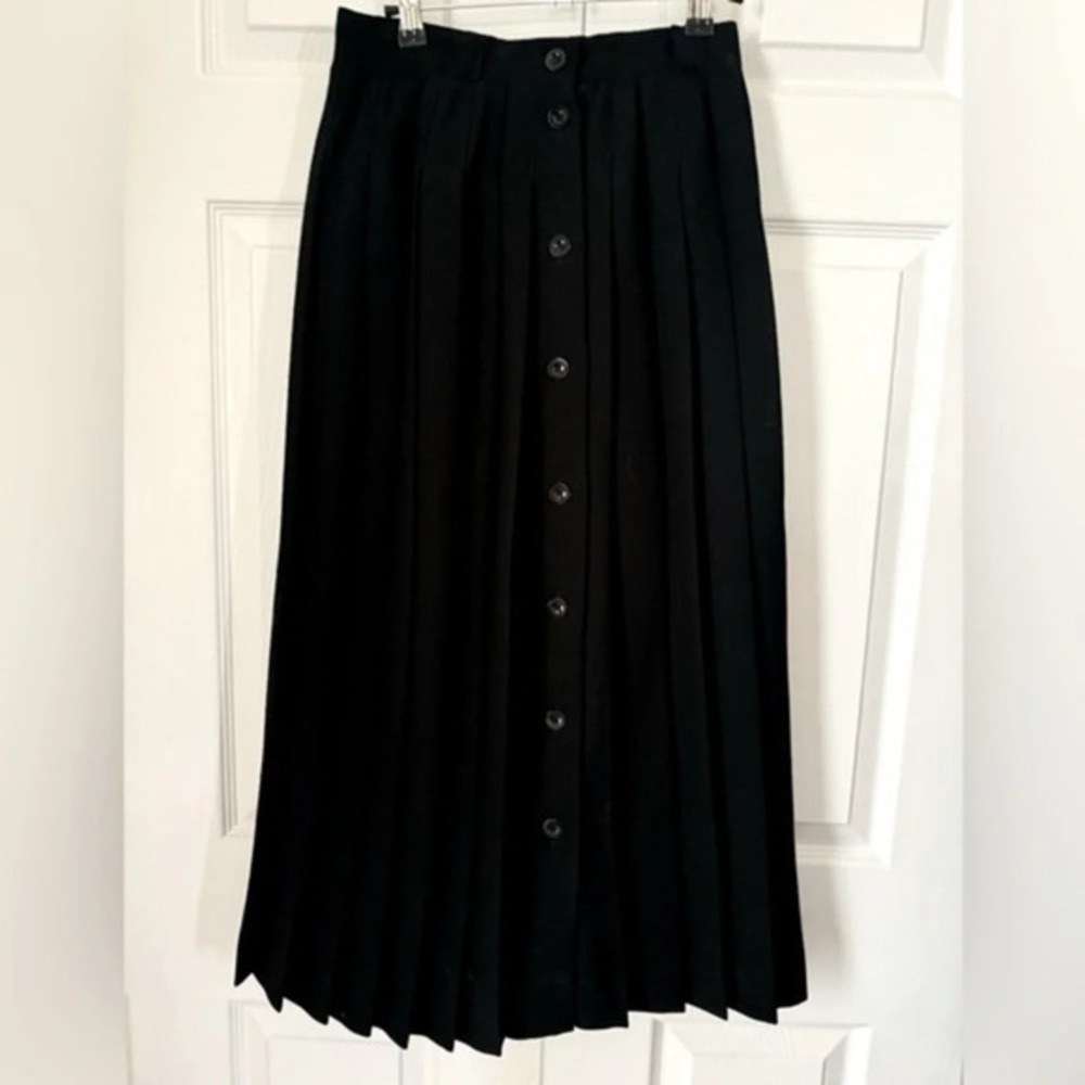 Vintage Laura Ashley 100% wool pleated button skirt
Size 10